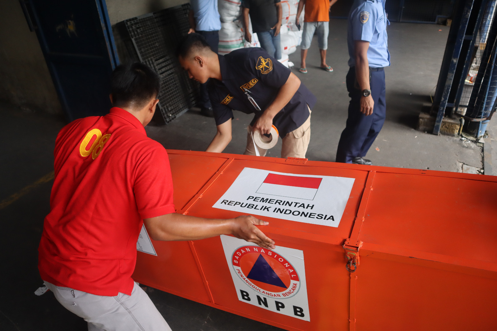 Kepala BNPB Tinjau Persiapan Pengiriman Bantuan Kemanusiaan ke Turkiye dan Suriah